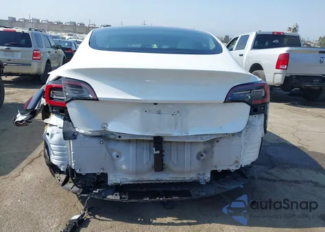 2021 Tesla Model 3 Standard Range Plus Rear-Wheel Drive z USA, uszkodzony, nr VIN 5YJ3E1EA5MF098570